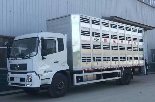 东风天锦6.8米全铝合金型畜禽运输车