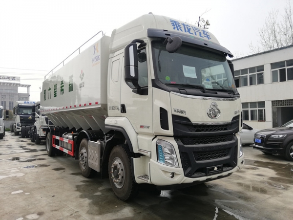国六柳汽乘龙270马力三桥散装饲料车